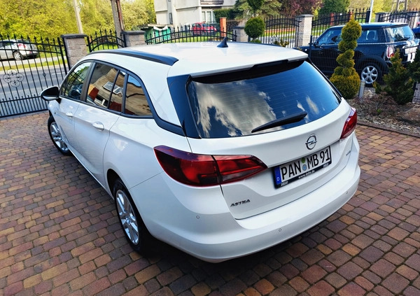 Opel Astra cena 35900 przebieg: 197000, rok produkcji 2017 z Zawiercie małe 667